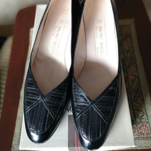 Bruno Magli Black Leather 1-1/2" Heel 8-1/2 AAAA N - Picture 3 of 7